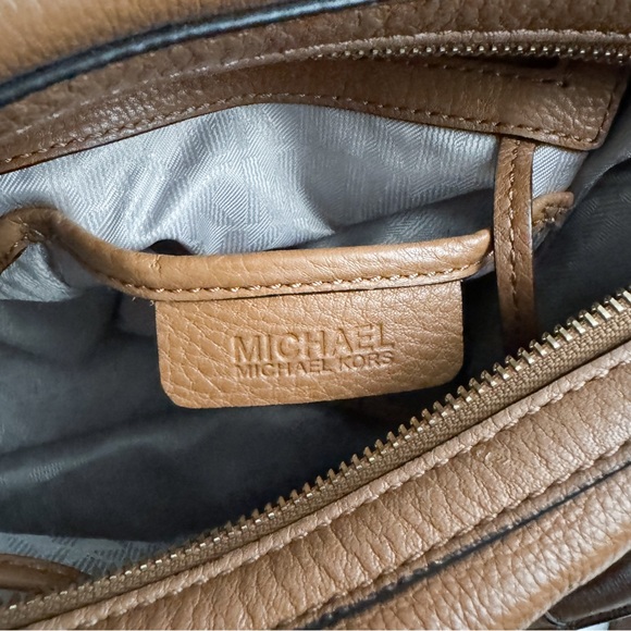 Michael Kors Julia Satchel Brown Pebbled Leather Crossbody Zip Up Bag - Picture 8 of 11